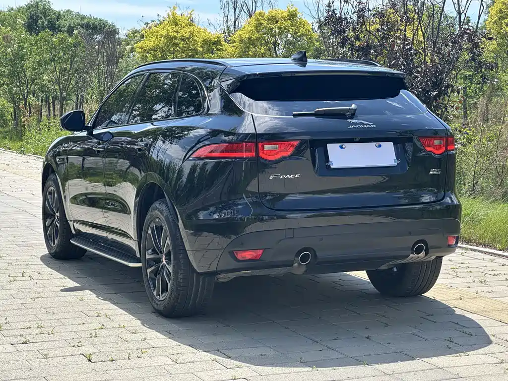 Jaguar F-PACE 2.0 T 4 WD Urban Premium