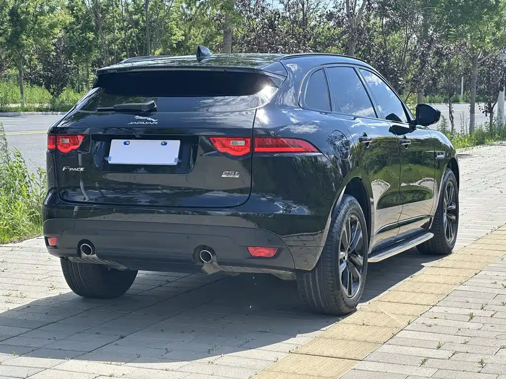 Jaguar F-PACE 2.0 T 4 WD Urban Premium