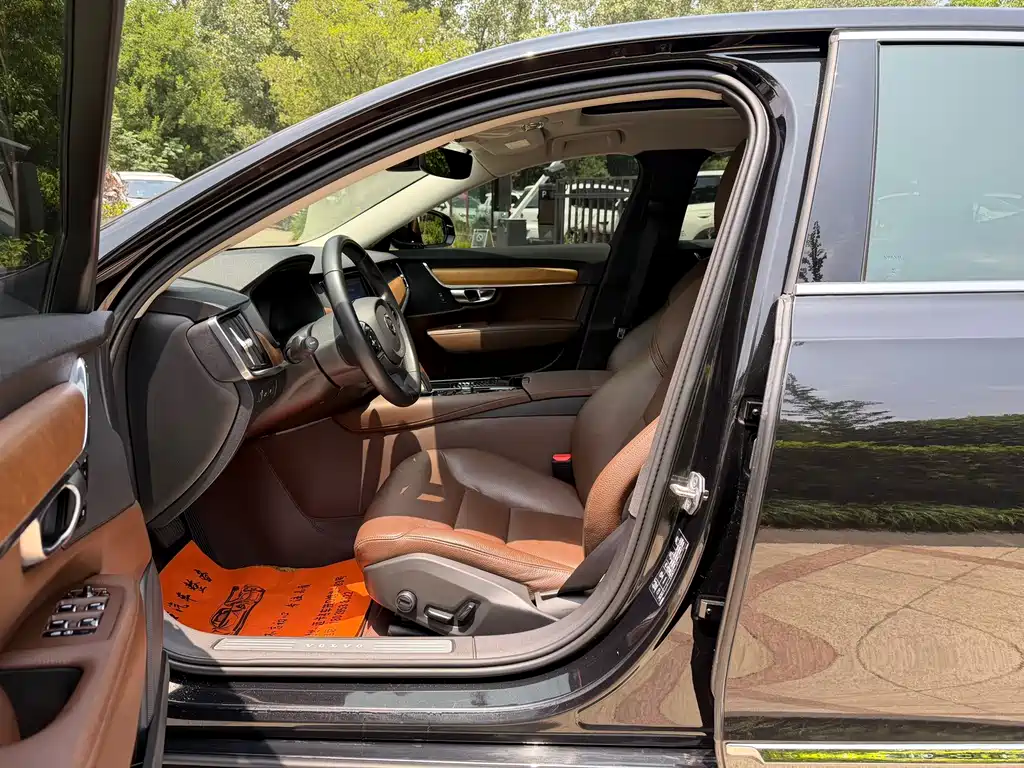 Volvo S90 PHEV 沃尔沃S90插电式混动 2020款 T8 E驱混动 智逸豪华版