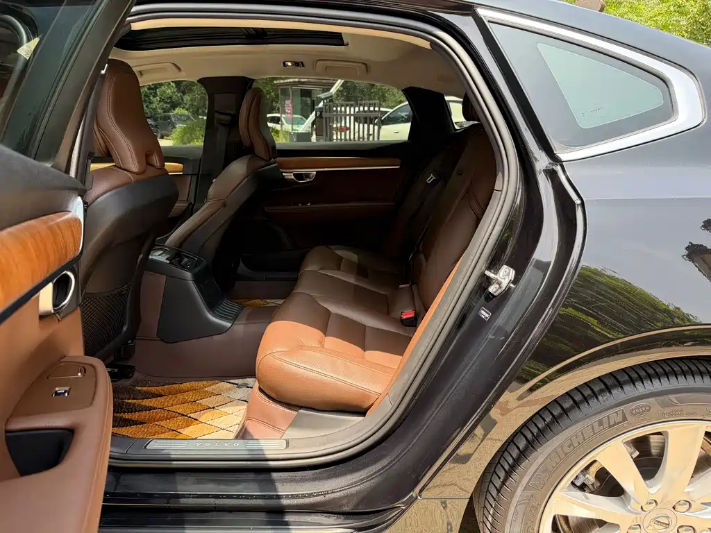 Volvo S90 PHEV 沃尔沃S90插电式混动 2020款 T8 E驱混动 智逸豪华版