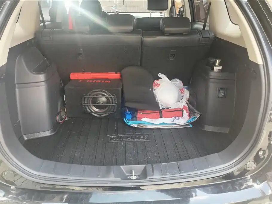 Outlander 2.0 L 2 WD Smooth Enjoyment 5-seat CN-VI