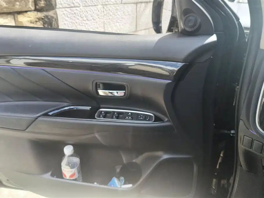 Outlander 2.0 L 2 WD Smooth Enjoyment 5-seat CN-VI