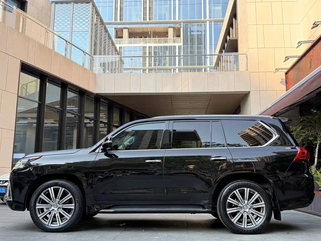 Lexus LX 570 Distinguished Luxury