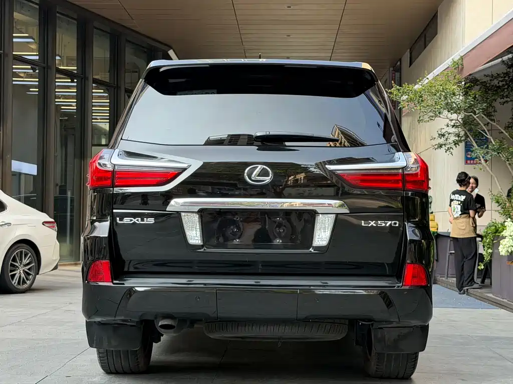 Lexus LX 570 Distinguished Luxury