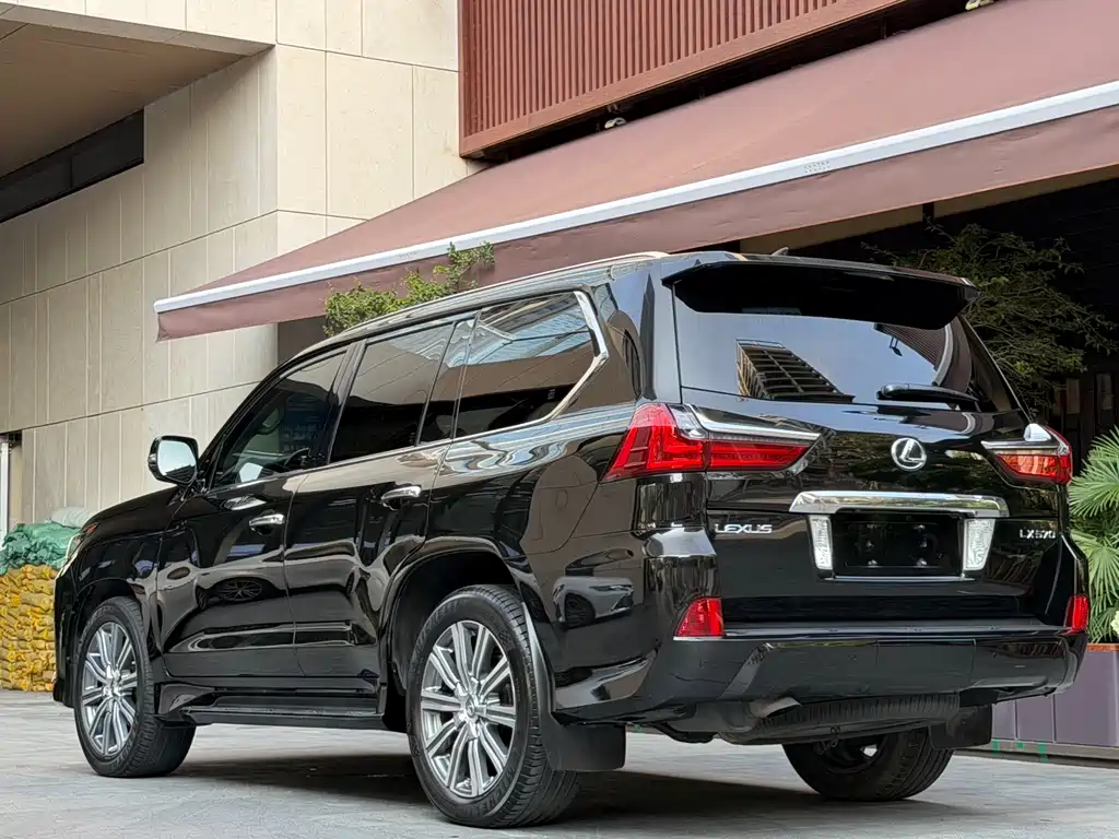 Lexus LX 570 Distinguished Luxury