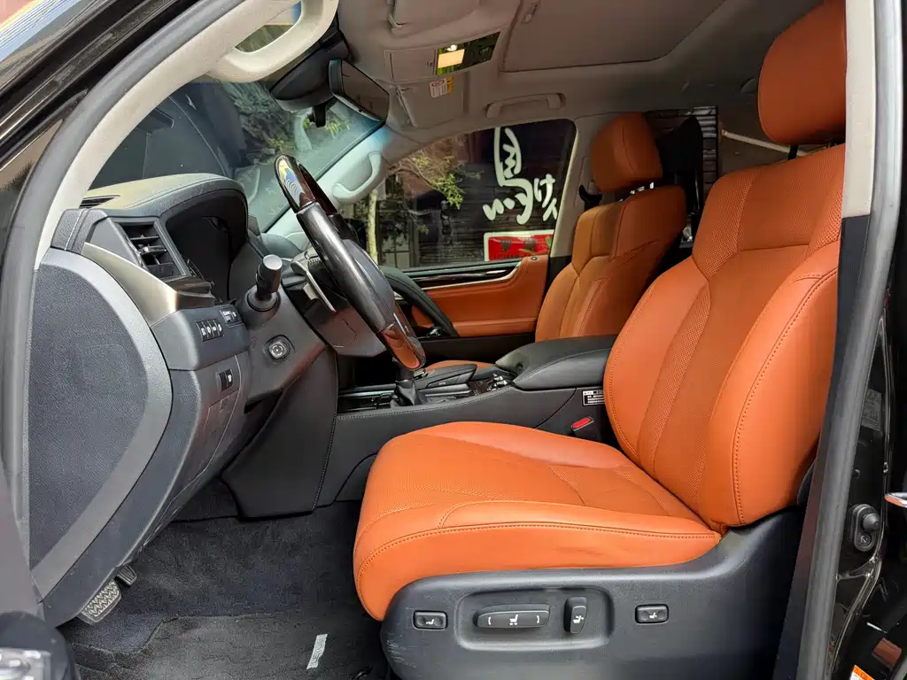 Lexus LX 570 Distinguished Luxury