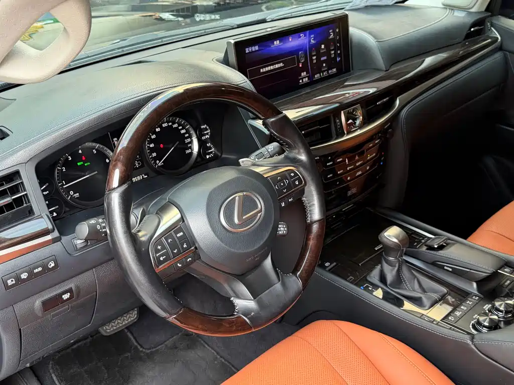 Lexus LX 570 Distinguished Luxury