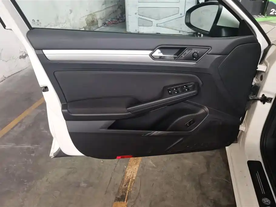 Lamando 230 TSI DSG Style