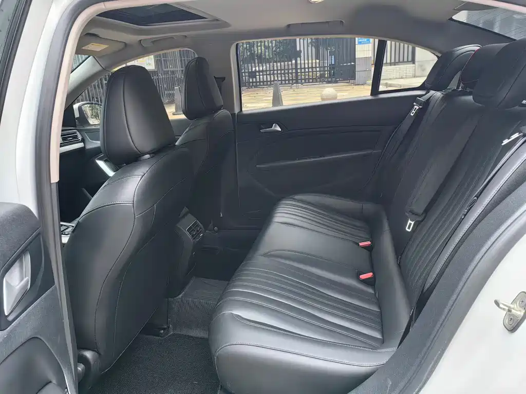 Peugeot 408 360 THP 10 th Anniversary