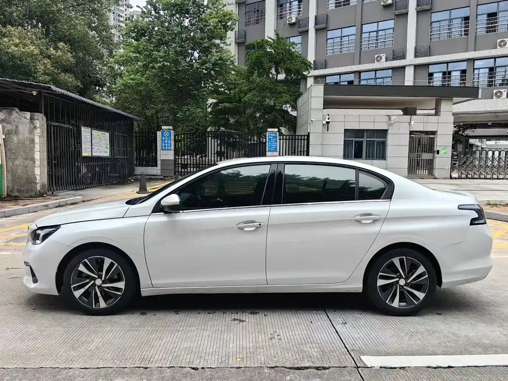 Peugeot 408 360 THP 10 th Anniversary