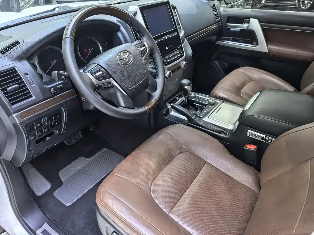 Land Cruiser (Import) 5.7 L Middle East