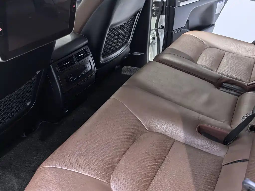 Land Cruiser (Import) 5.7 L Middle East