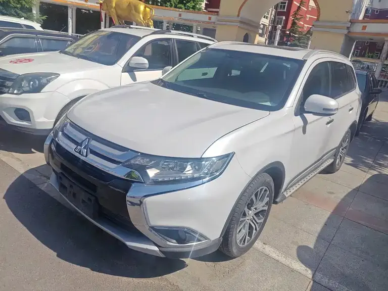Mitsubishi Outlander 2.4 L 4 WD Luxury 7-seat