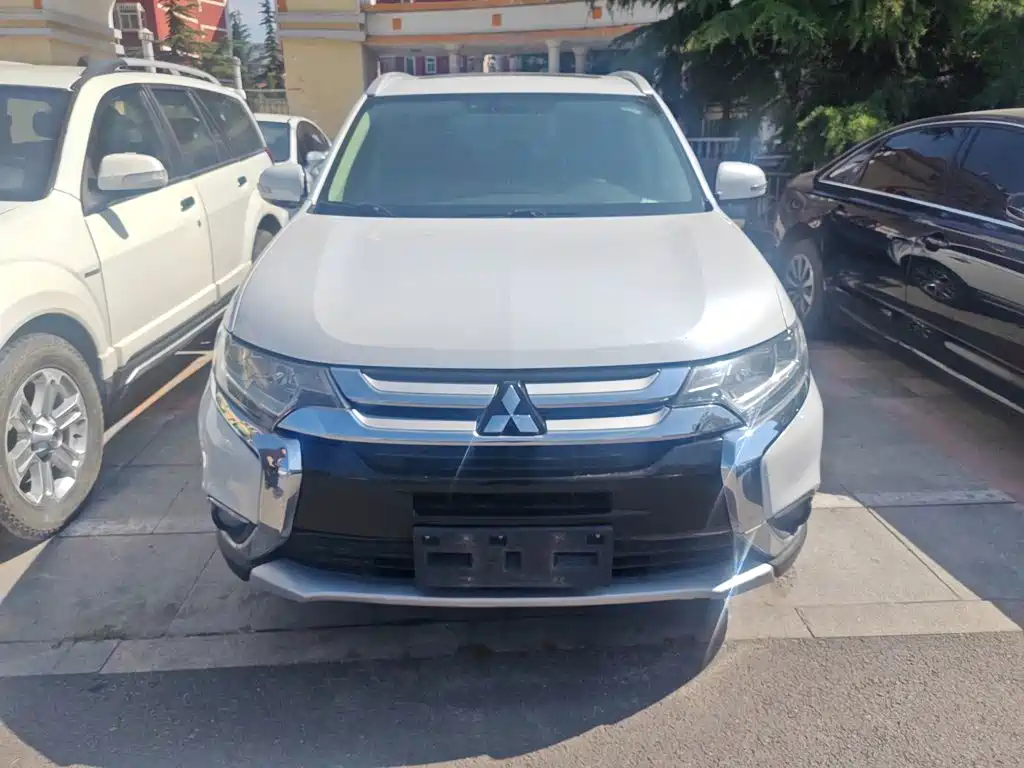 Outlander 2.4 L 4 WD Luxury 7-seat