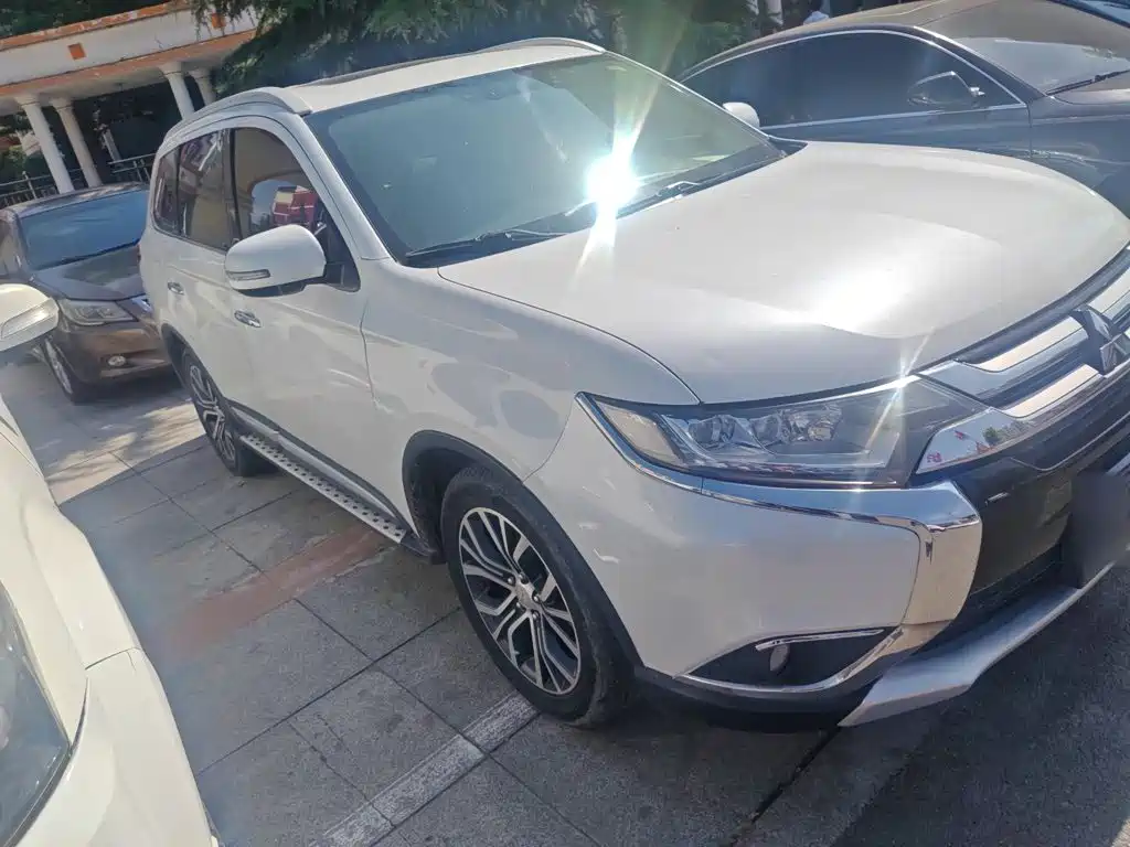 Outlander 2.4 L 4 WD Luxury 7-seat