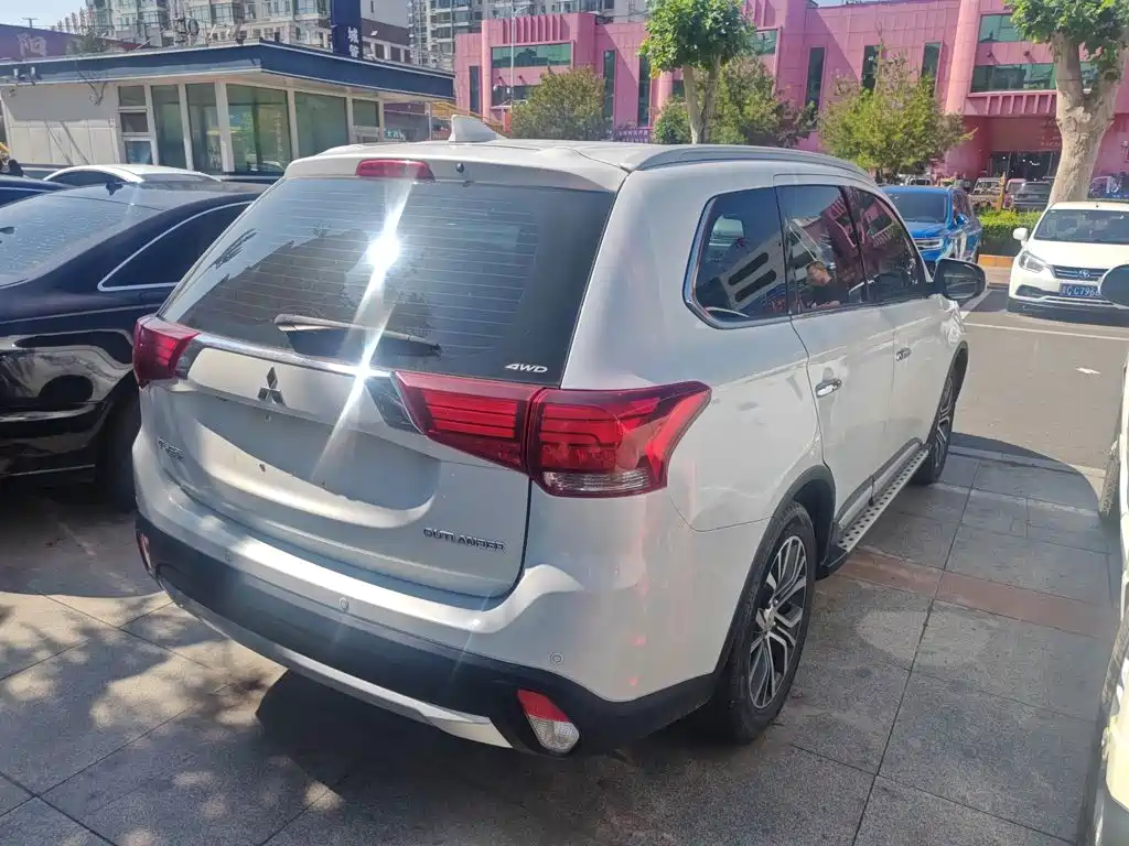 Outlander 2.4 L 4 WD Luxury 7-seat