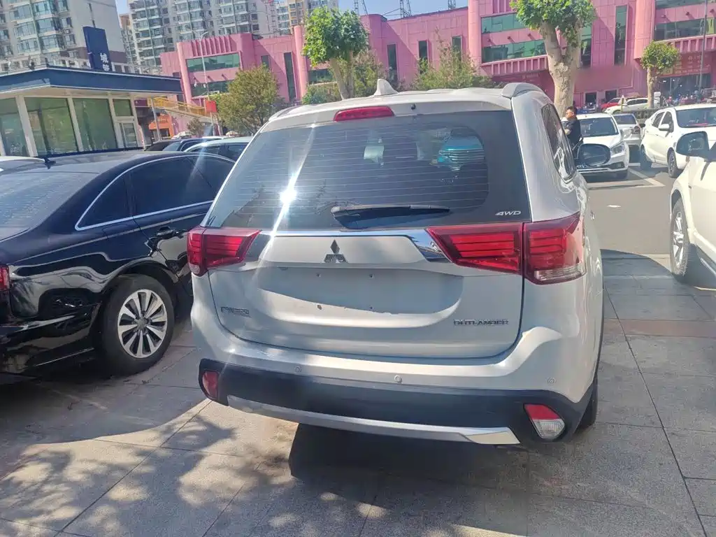 Outlander 2.4 L 4 WD Luxury 7-seat