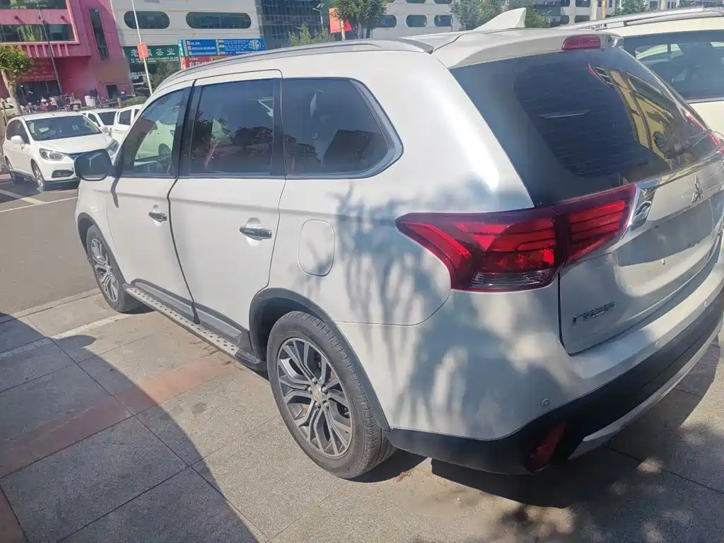 Outlander 2.4 L 4 WD Luxury 7-seat