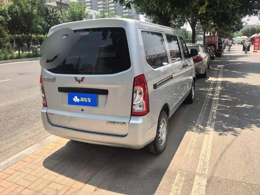 Wuling Rongguang S 1.5 L Basic 5 7-seat