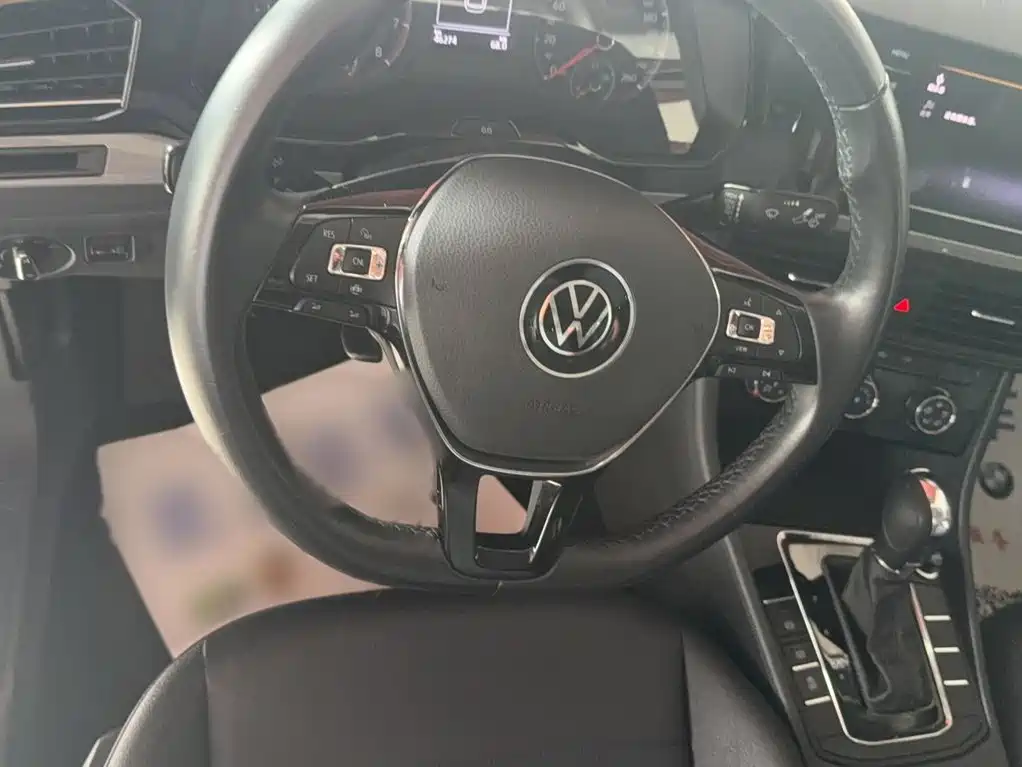 Bora 1.5 L Auto Comfort Connected