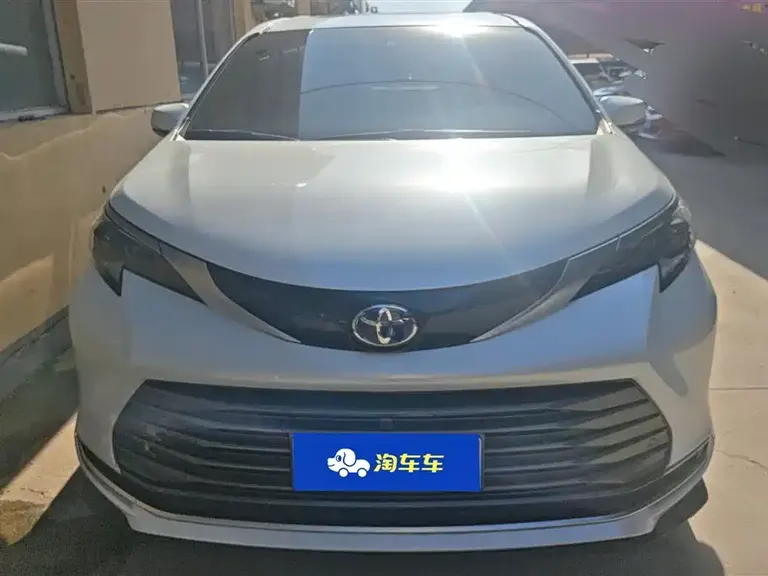 Toyota Sienna 2.5 L Hybrid Distinguished