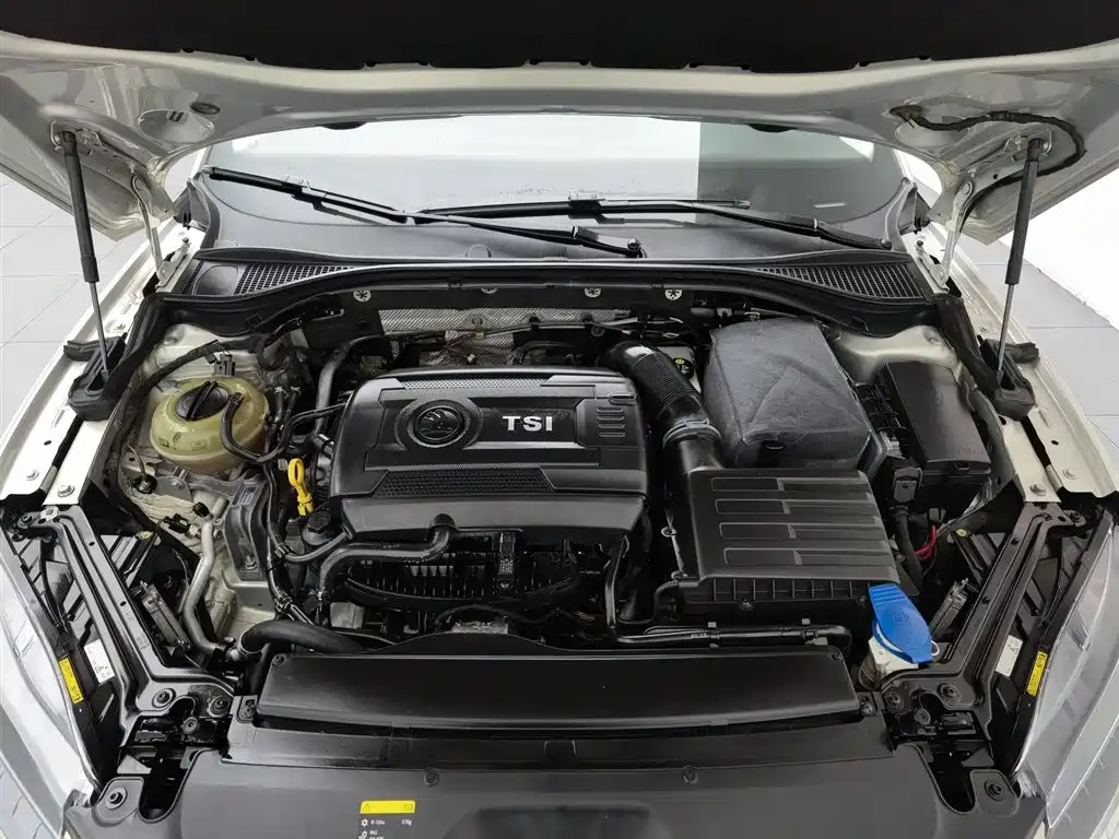 Superb TSI330 DSG Luxury CN-V