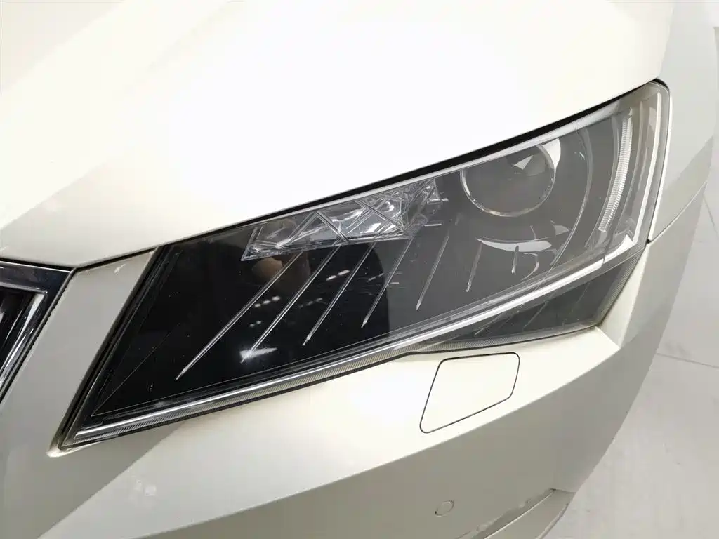 Superb TSI330 DSG Luxury CN-V