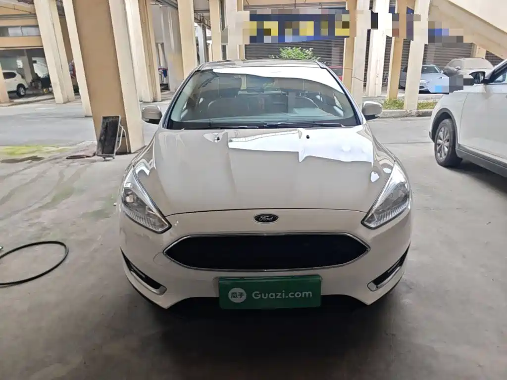 Focus Hatchback 1.6 L Auto Style Smart Travel