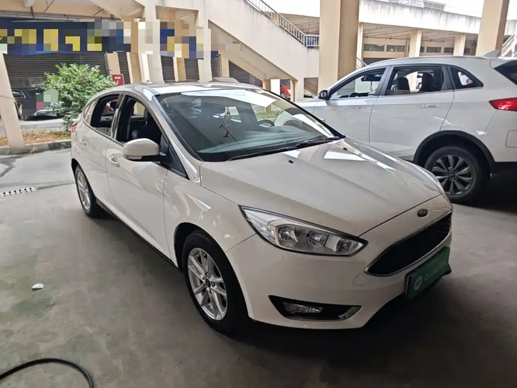 Focus Hatchback 1.6 L Auto Style Smart Travel