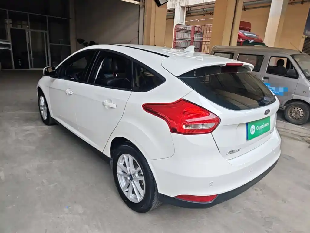 Focus Hatchback 1.6 L Auto Style Smart Travel