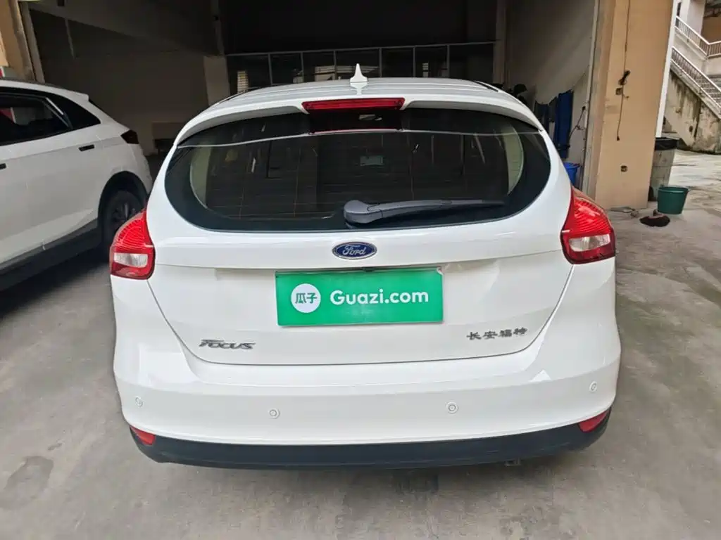 Focus Hatchback 1.6 L Auto Style Smart Travel