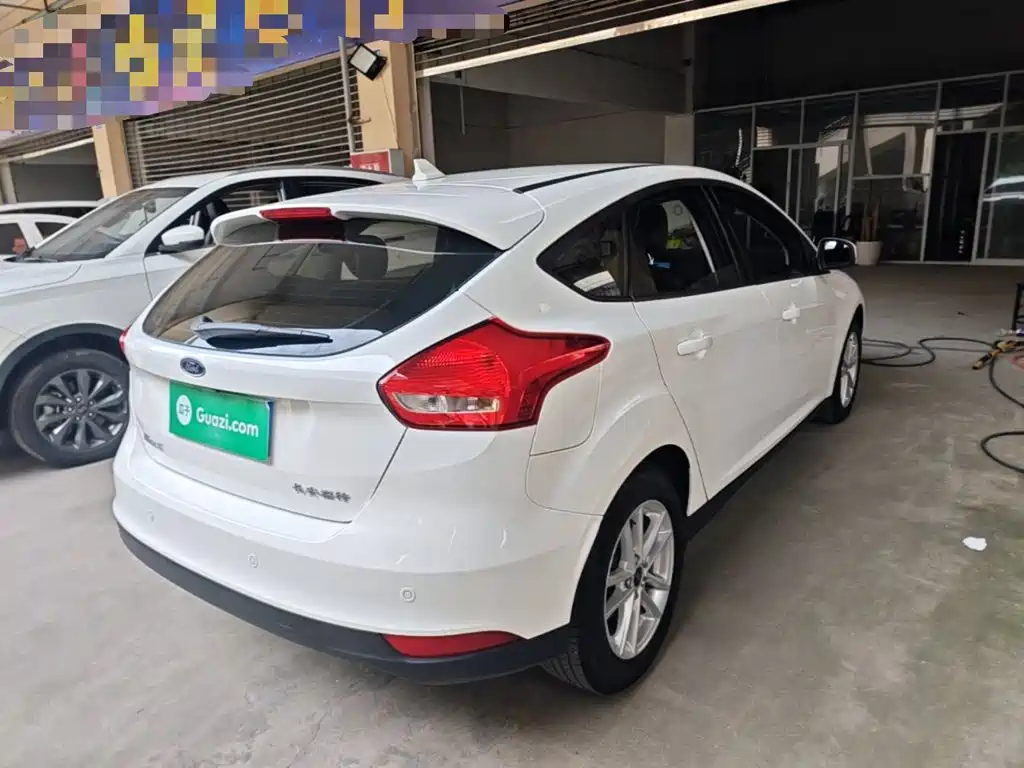 Focus Hatchback 1.6 L Auto Style Smart Travel