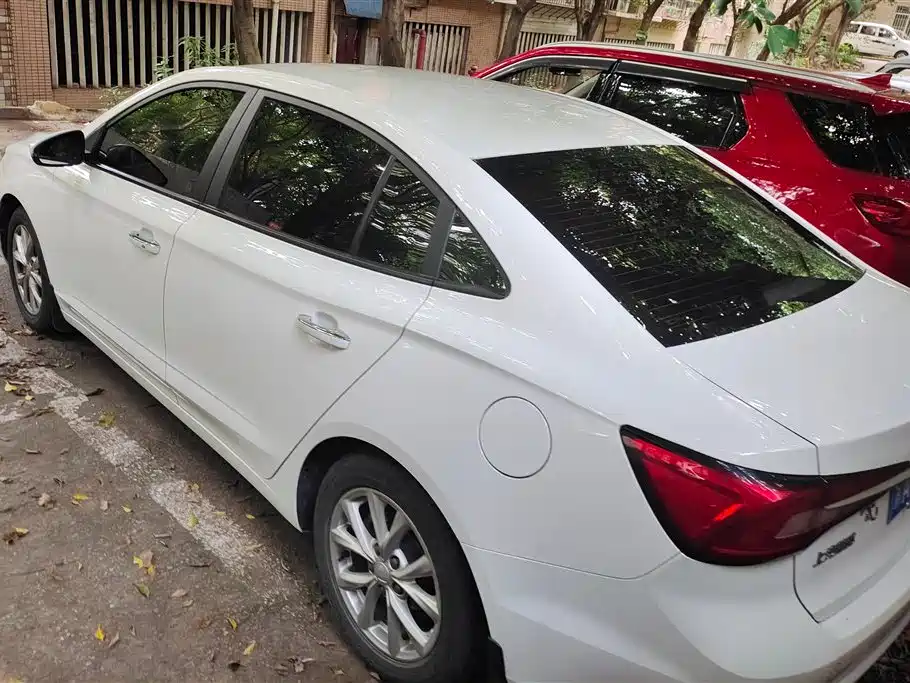 Roewe i5 1.5 L Manual 4 G Connected Leading Luxury