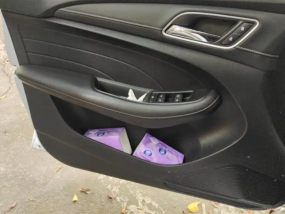 Roewe i5 1.5 L Manual 4 G Connected Leading Luxury