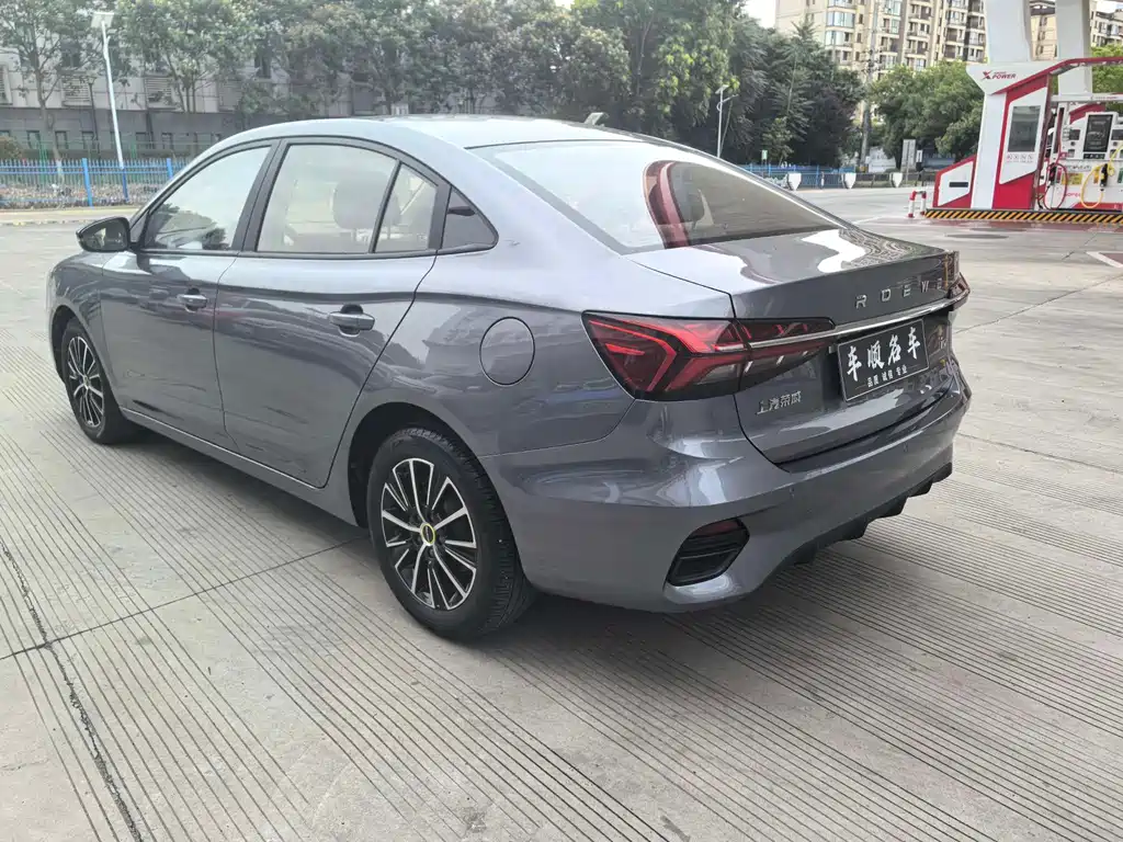 Roewe i5 1.5 L CVT Black Gold