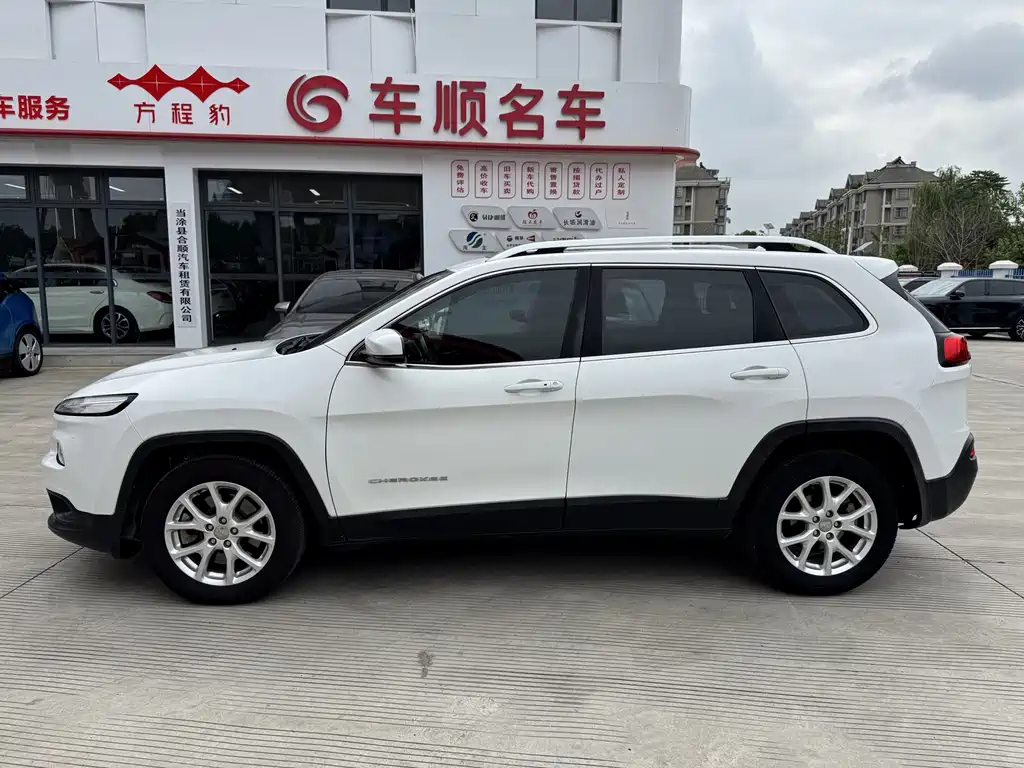 Cherokee 2.0 L Superior