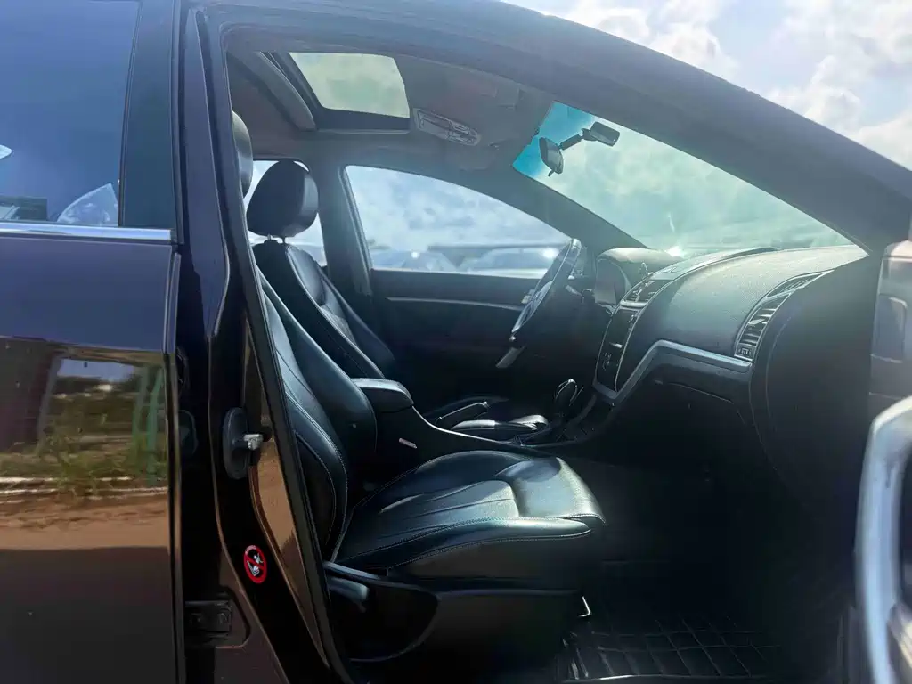 Emgrand Sedan 1.5 L CVT Upward
