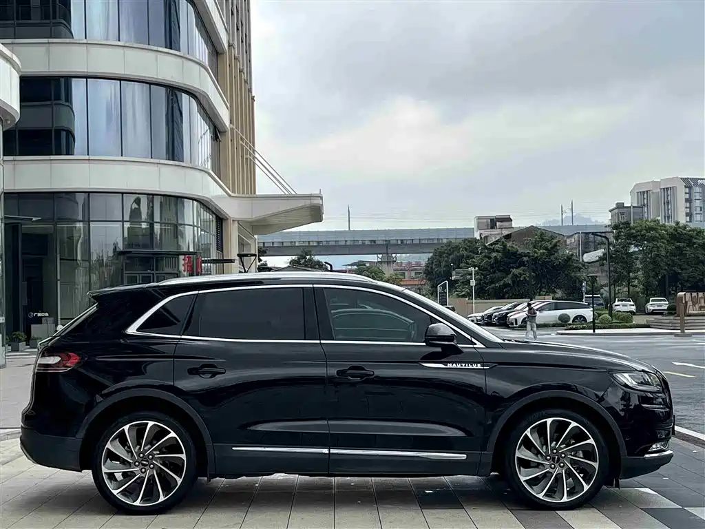 Nautilus 2.7 T 4 WD Honor Shine