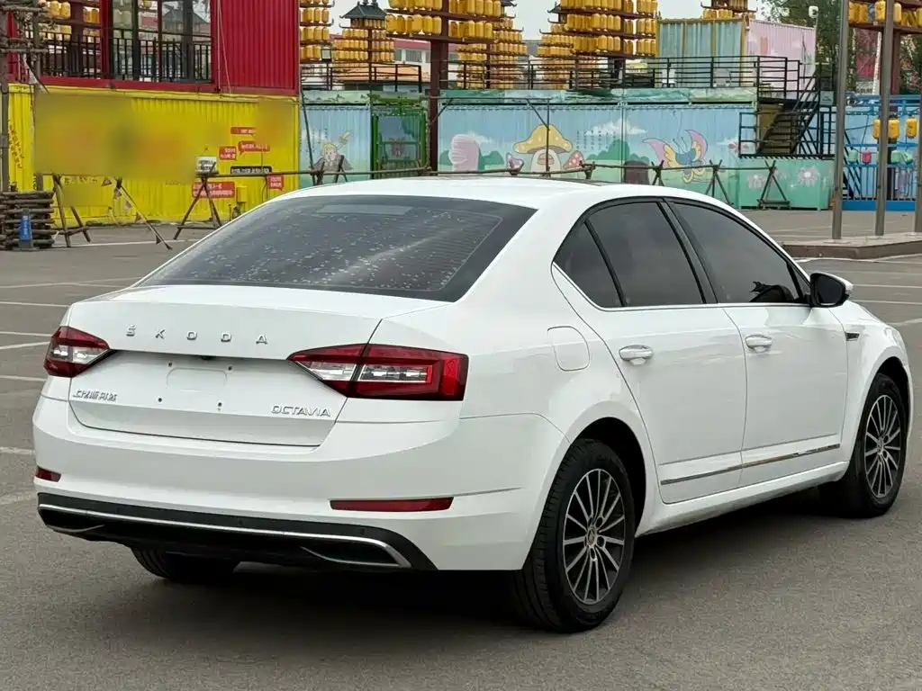 Octavia 1.5 L Auto Smart Travel Luxury CN-V
