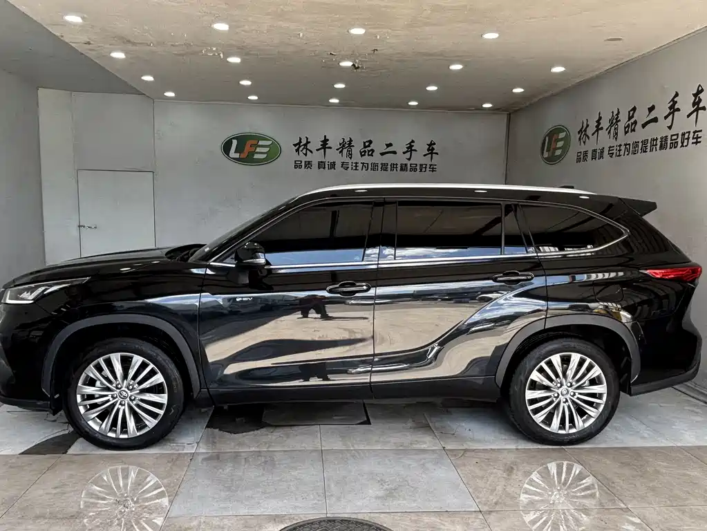 Highlander 2.5 L Smart e-Hybrid Dual Engine 4 WD Distinguished 7-seat