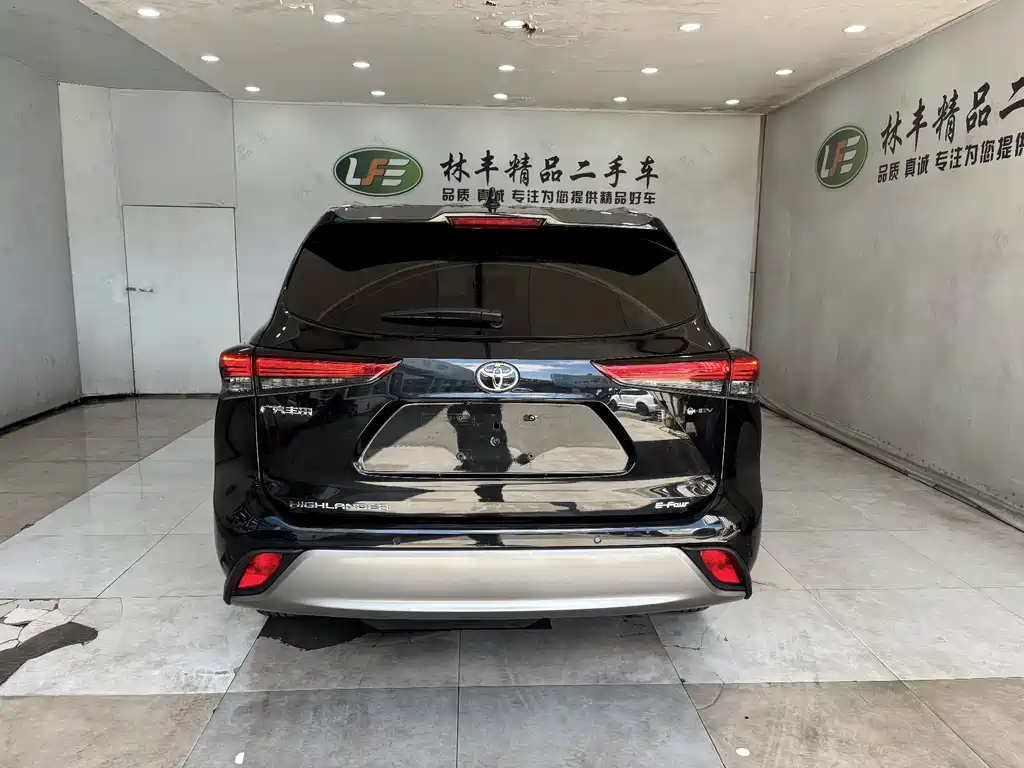 Highlander 2.5 L Smart e-Hybrid Dual Engine 4 WD Distinguished 7-seat