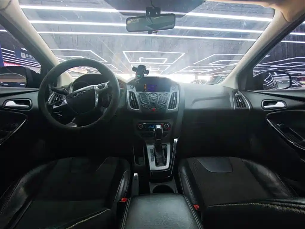 Focus Hatchback 1.6 L Auto Style
