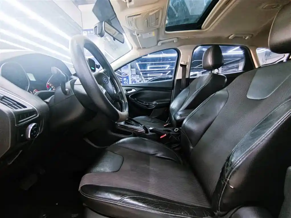 Focus Hatchback 1.6 L Auto Style