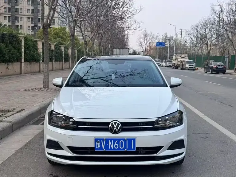 Volkswagen Polo Plus 1.5 L Auto Colorful Tech
