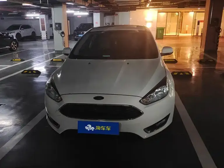 Ford Focus Hatchback Classic 1.6 L Auto Style Smart Travel