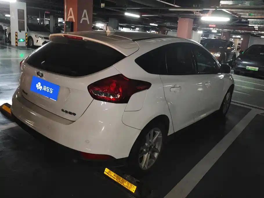 Focus Hatchback Classic 1.6 L Auto Style Smart Travel