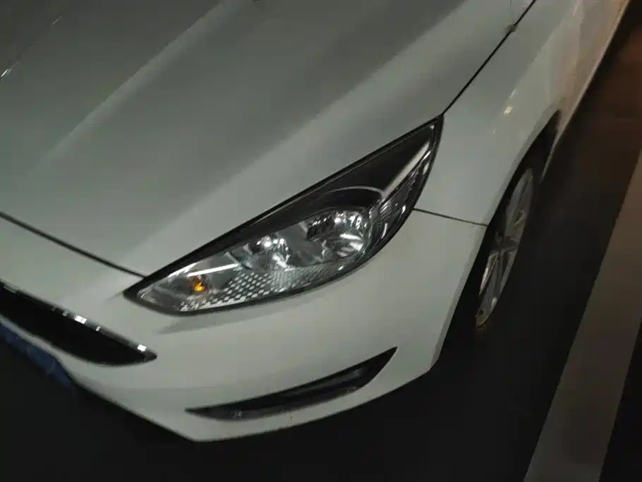 Focus Hatchback Classic 1.6 L Auto Style Smart Travel