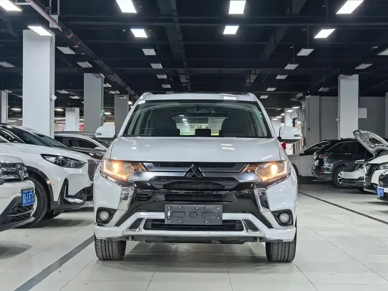 Mitsubishi Outlander Facelift 2.0 L 2 WD Smooth Enjoyment 5-seat