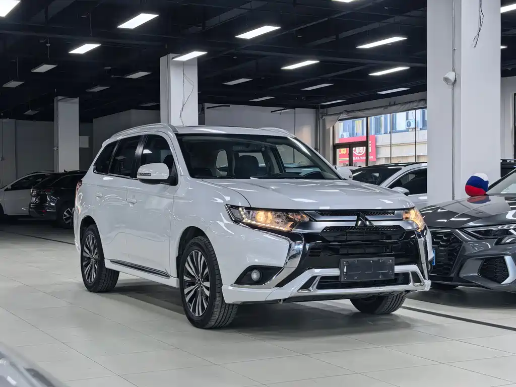 Outlander Facelift 2.0 L 2 WD Smooth Enjoyment 5-seat