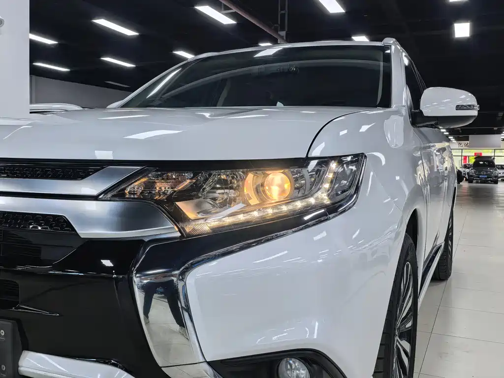 Outlander Facelift 2.0 L 2 WD Smooth Enjoyment 5-seat